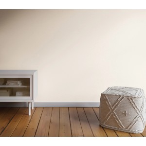 Wand in Elfenbeinweiß mit CREATE! by OBI Lieblingsfarben Wandfarbe Pia, Möbel und Pouf im Raum.