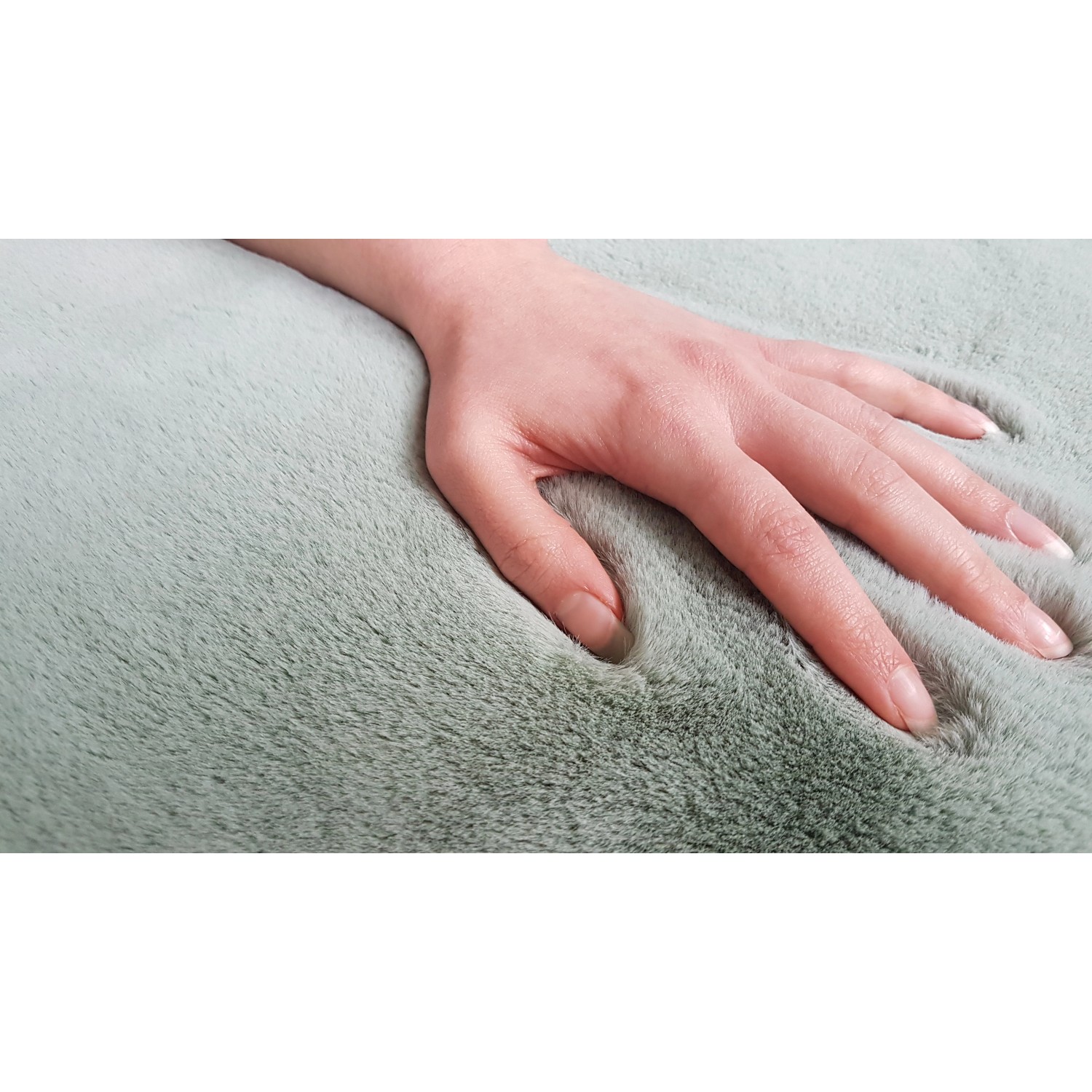 Nahaufnahme: Hand testet flauschigen, mintfarbenen Schöner Wohnen Badteppich Bali (60x90 cm).