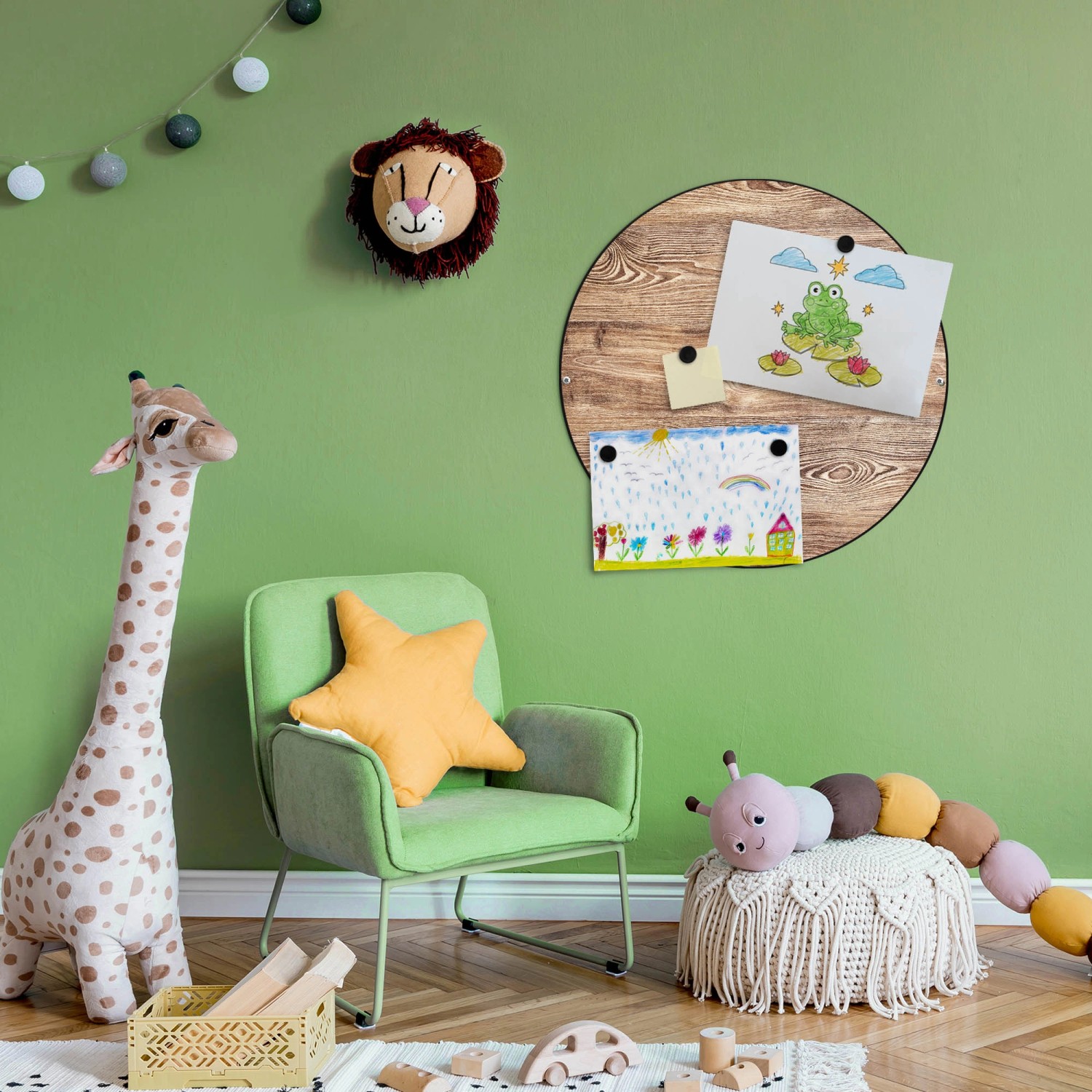Runde, schwarze Banjado Magnettafel mit Holzmaserung und Kinderzeichnungen als Wanddekoration.