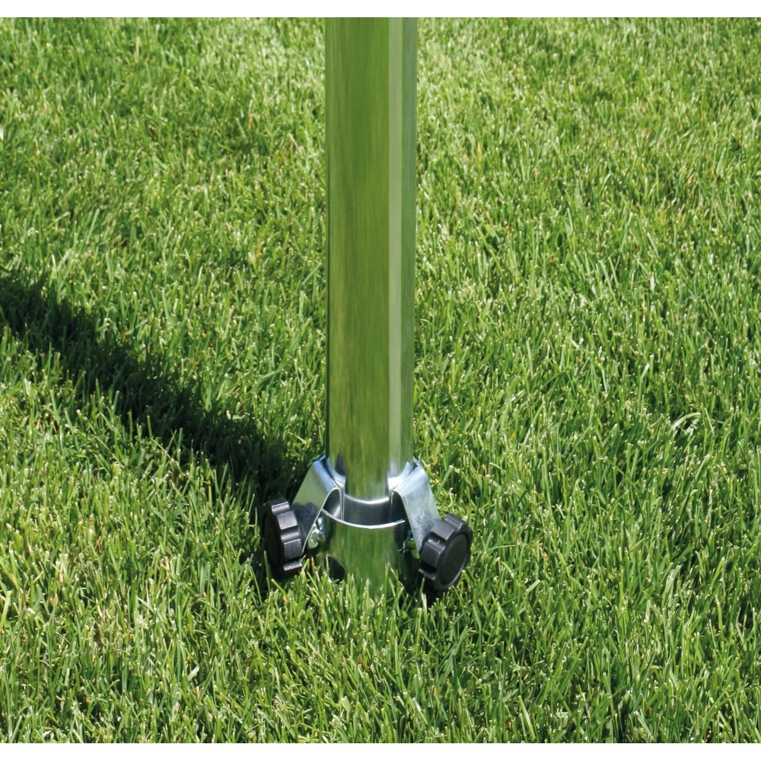 Schneider Bodendübel für Schirmständer, verzinkter Stahl, mit Zentrierschrauben im grünen Gras.