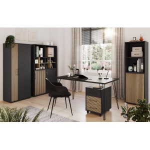 Büro mit Schiebetürenschrank Hank, Aktenschrank, Schreibtisch und Bürostuhl in Braun-Schwarz.