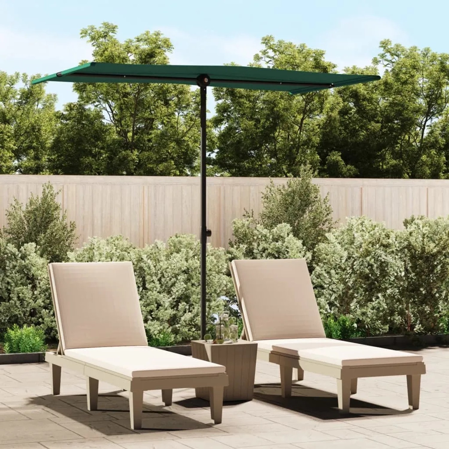 Grüner furnicato Balkonschirm 180x110 cm mit Aluminium-Mast, auf Terrasse mit Liegen.