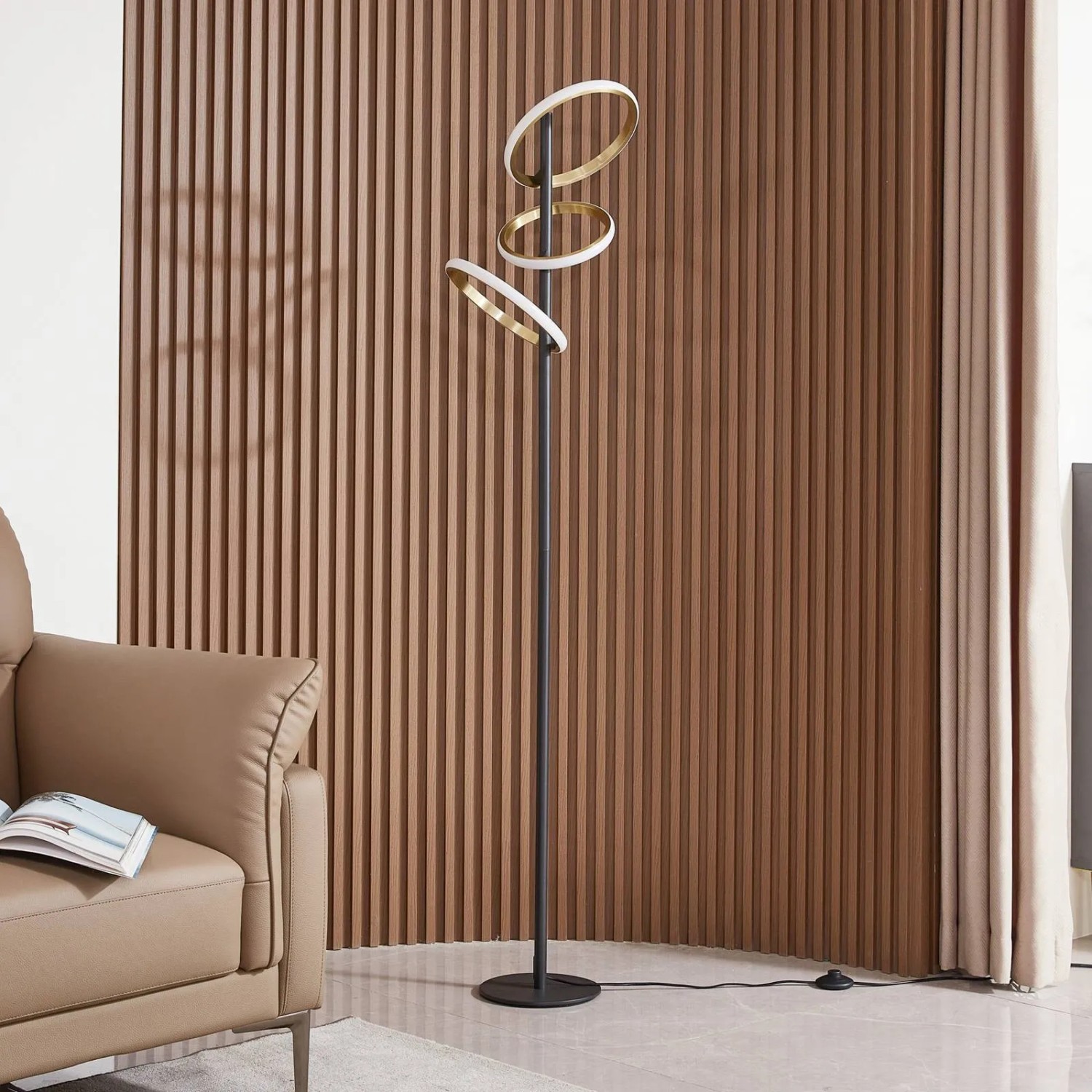 Moderne, dimmbare LED Stehlampe Madu, schwarz, mit drei ringförmigen Leuchtelementen.