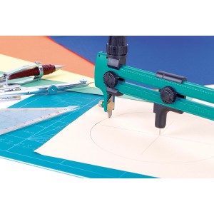 Wolfcraft Kreisschneider beim Schneiden eines Kreises auf Papier.