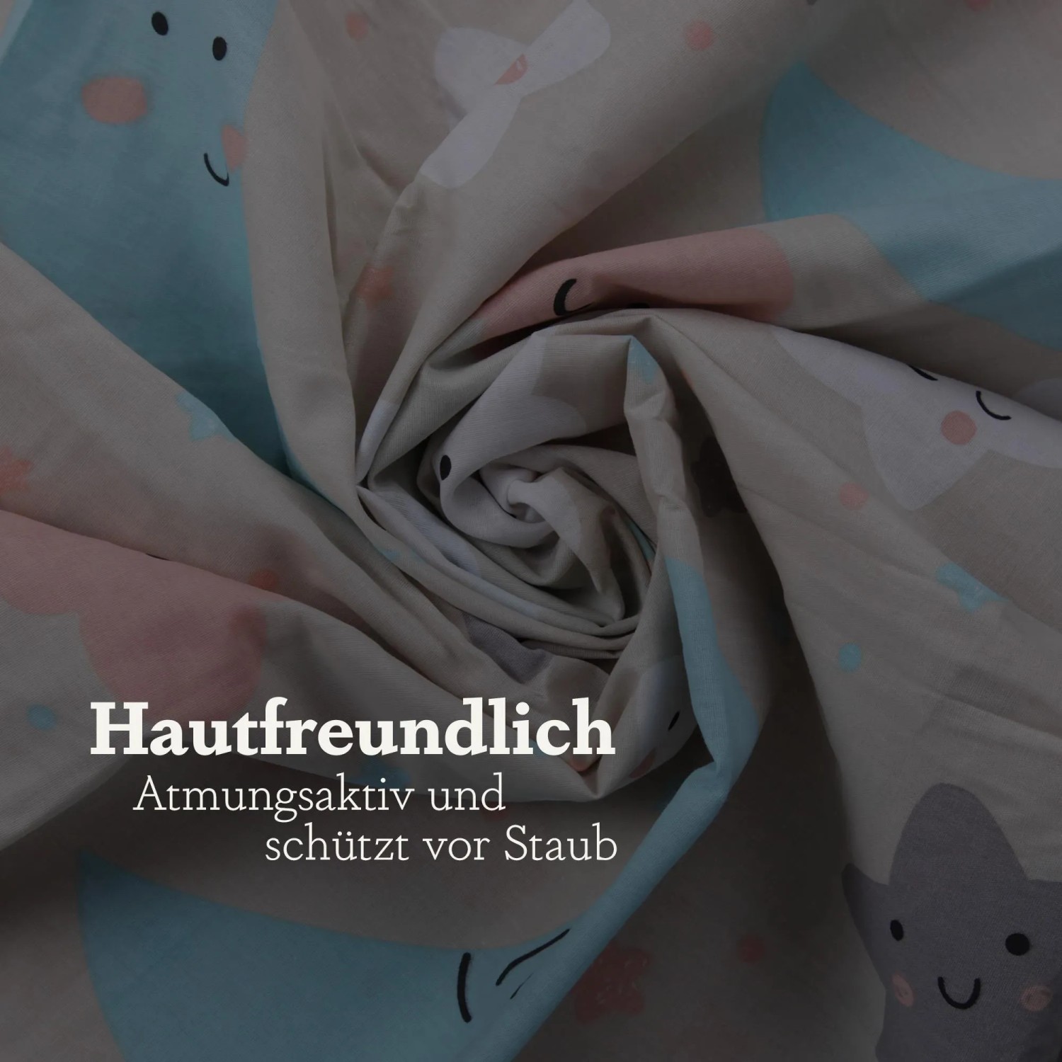 Bestlivings Kinderbettwäsche mit Mond, Sternen und Wolken Muster, beige, blau und rosa.
