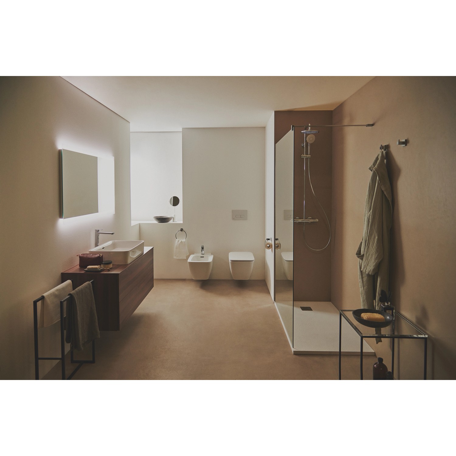 Aufputz Duschsystem Ceratherm T50 von Ideal Standard in Chrom im Badezimmer.