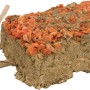 Trixie Nager-Snack Lehmstein mit Karotte, natürlicher Knabberstein für Nager mit Aufhängung.