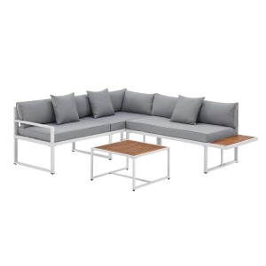 Gartenmöbel Lounge St. Tropez, weißes Ecksofa mit hellgrauen Kissen und Holztisch.