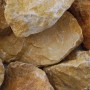 Nahaufnahme: Gold-ockerfarbener Marmorbruch für Scherf Gabione, Einfassung, Stufen & Mauersysteme.