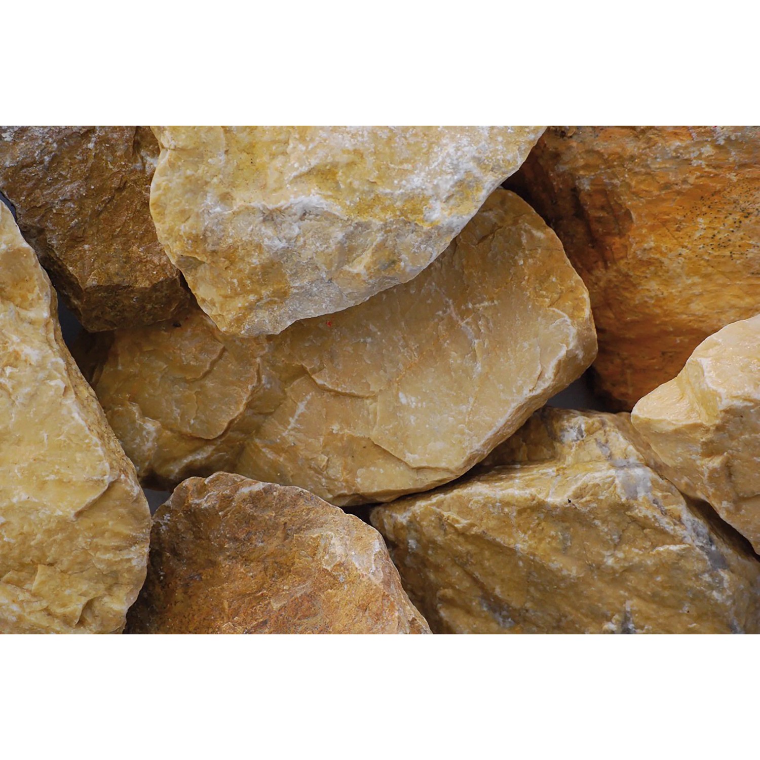 Nahaufnahme: Gold-ockerfarbener Marmorbruch für Scherf Gabione, Einfassung, Stufen & Mauersysteme.