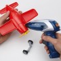 Steinel Heißklebepistole neo2 mit Cristal Klebesticks beim Kleben eines Spielzeugflugzeugs.