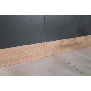 Detailaufnahme: Respekta Küchenblock Merle, Eiche Grau, Sockel und graue Front.