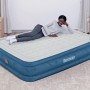 Bestway Fortech Luftbett (Doppelbett) mit Elektropumpe, blau-weiß, mit liegender Person.