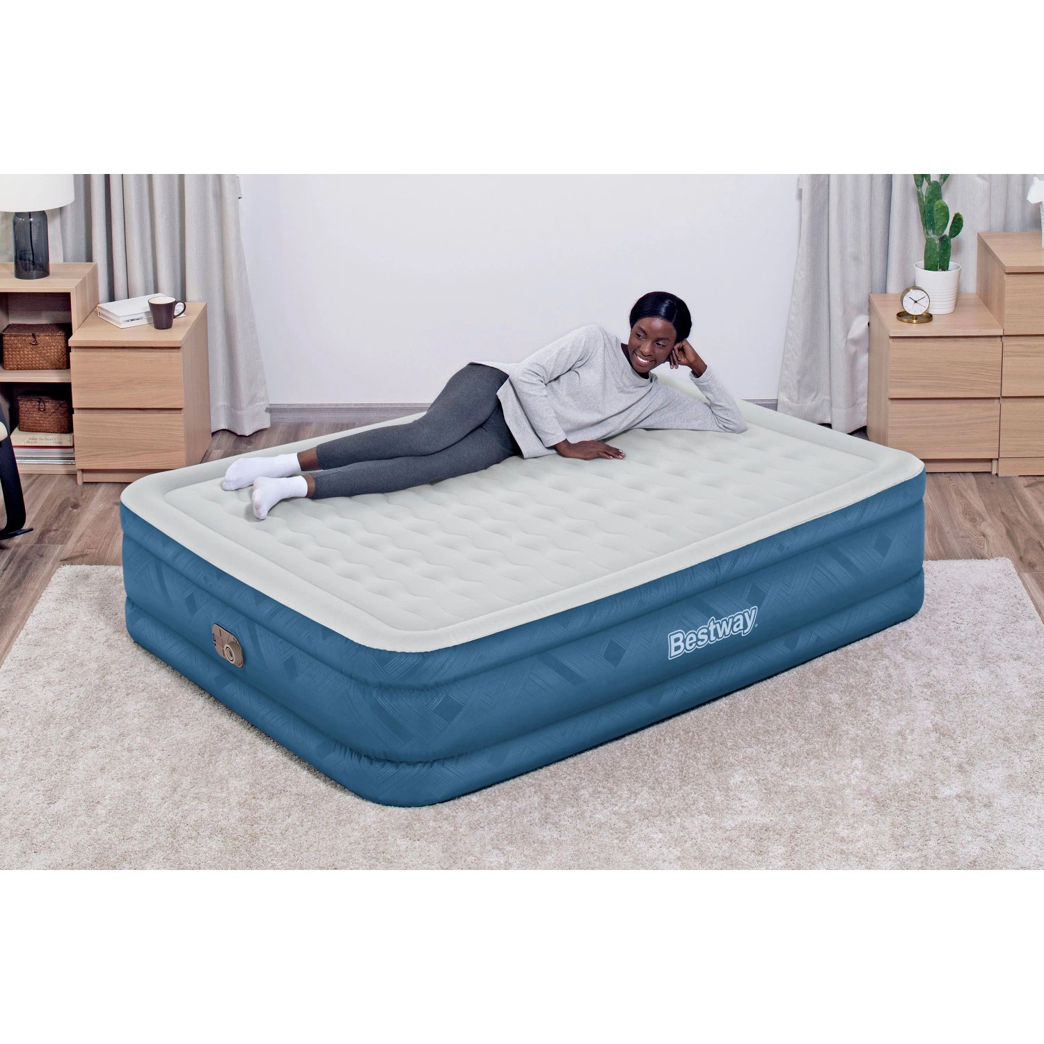 Bestway Fortech Luftbett (Doppelbett) mit Elektropumpe, blau-weiß, mit liegender Person.