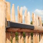 Schwarzes Hollmax Beschlagset am Gartentor aus Holz befestigt.