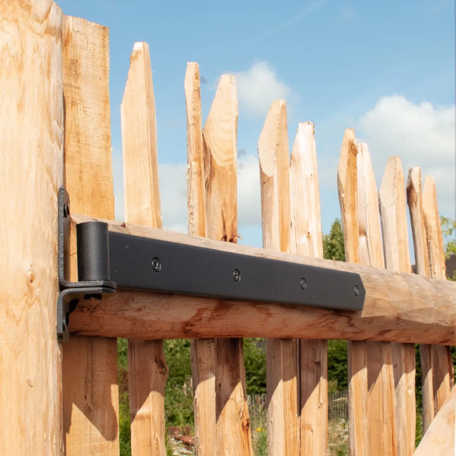 Schwarzes Hollmax Beschlagset am Gartentor aus Holz befestigt.