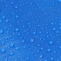 Blaue, wasserdichte PE Abdeckplane mit Wassertropfen auf der strukturierten Oberfläche. Robustes Abdeckmaterial.
