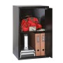 Offener, schwarzer Yale Tresor Value Safe XL (89 l) mit Wertsachen wie Tasche, Kamera und Dokumenten.