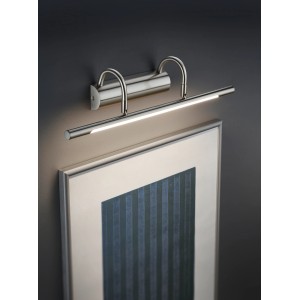 LED-Bilderleuchte Cuadro in Nickel matt über einem Bild. Wandlampe für akzentuierte Beleuchtung.