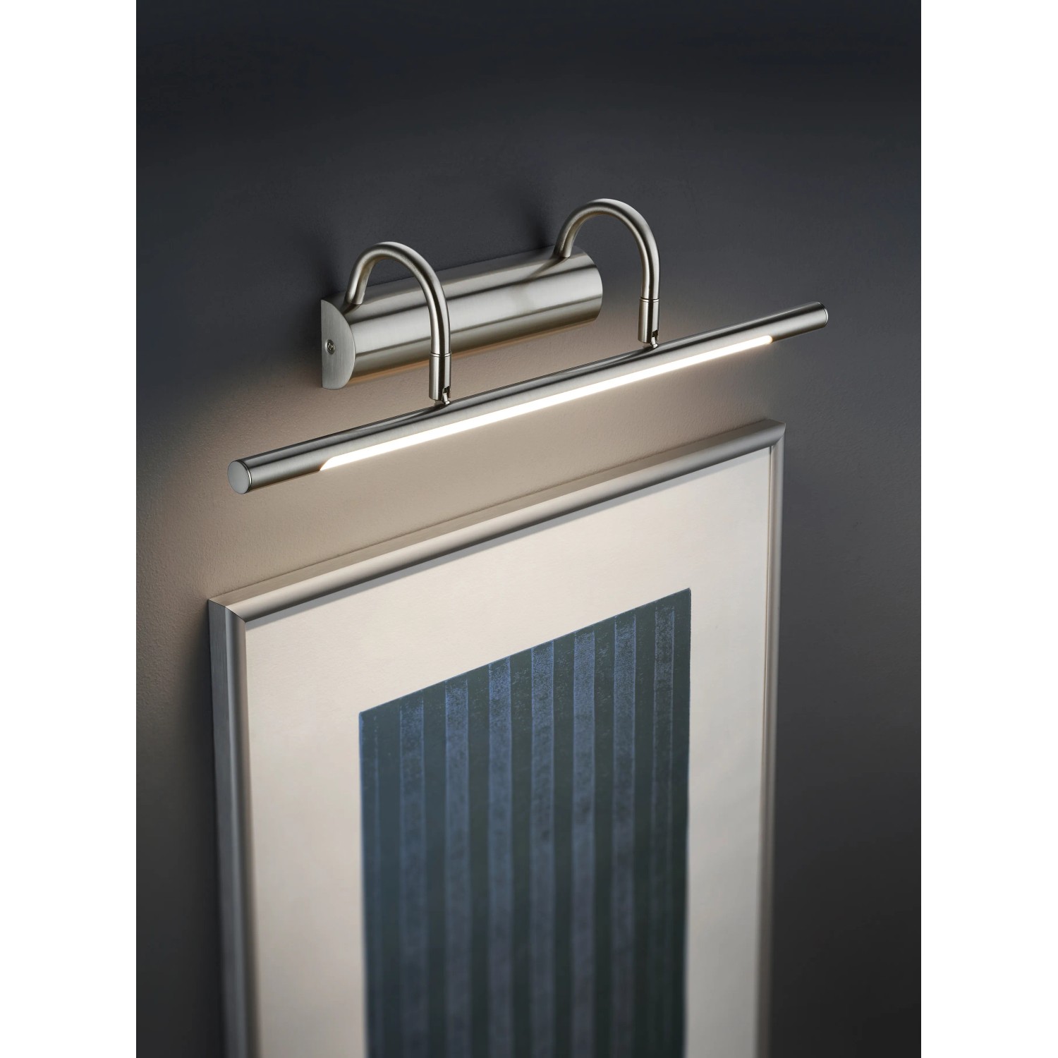 LED-Bilderleuchte Cuadro in Nickel matt über einem Bild. Wandlampe für akzentuierte Beleuchtung.