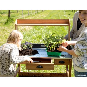 WONDERMAKE Pflanztisch auxilium1 aus Kirschbaumholz mit Kindern beim Pflanzen.