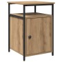 Nachttisch Artisan-Eiche mit schwarzem Metallgestell, offener Ablage und Tür. Modernes Schlafzimmermöbel aus Holzwerkstoff.