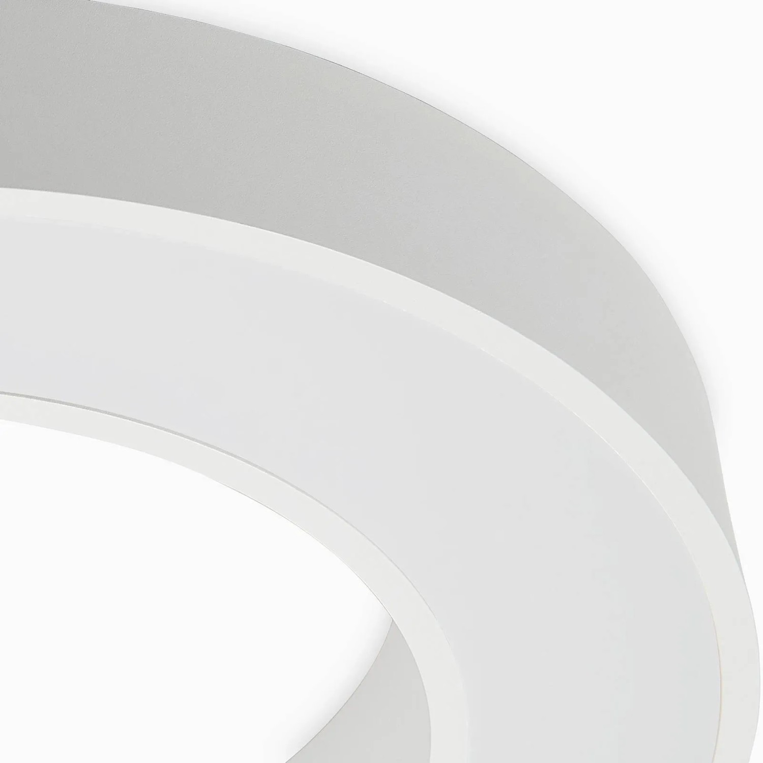 Moderne, weiße LED Deckenleuchte Sharelyn aus Aluminium, ringförmig, 60 cm Durchmesser.