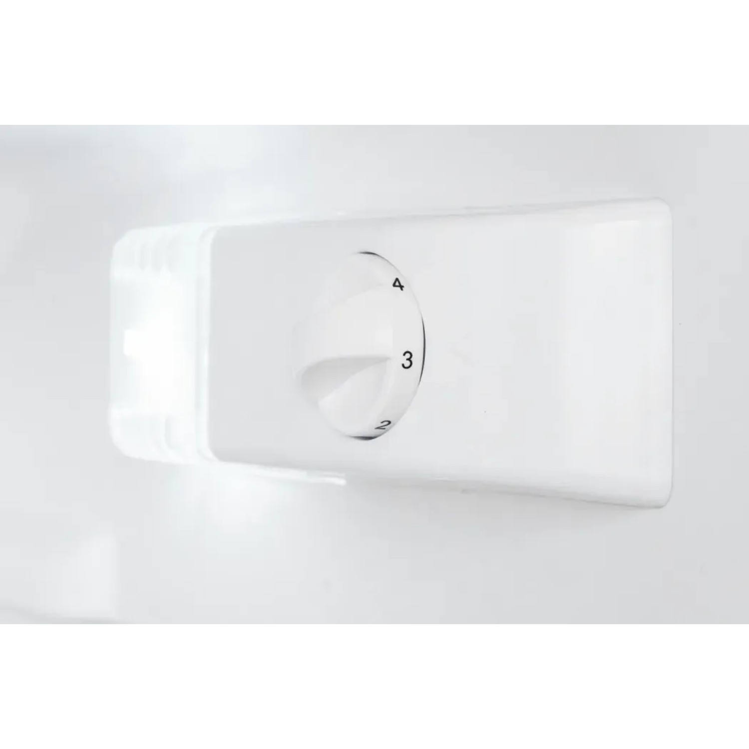 Detailaufnahme: Temperaturregler im Respekta Unterbaukühlschrank Ilian, weiß.