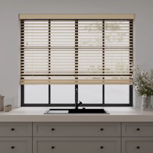 Cocoon Home Concepts Holzjalousie, 90x240 cm, Naturel, mit 50mm Lamellen vor Fenster in Küche.