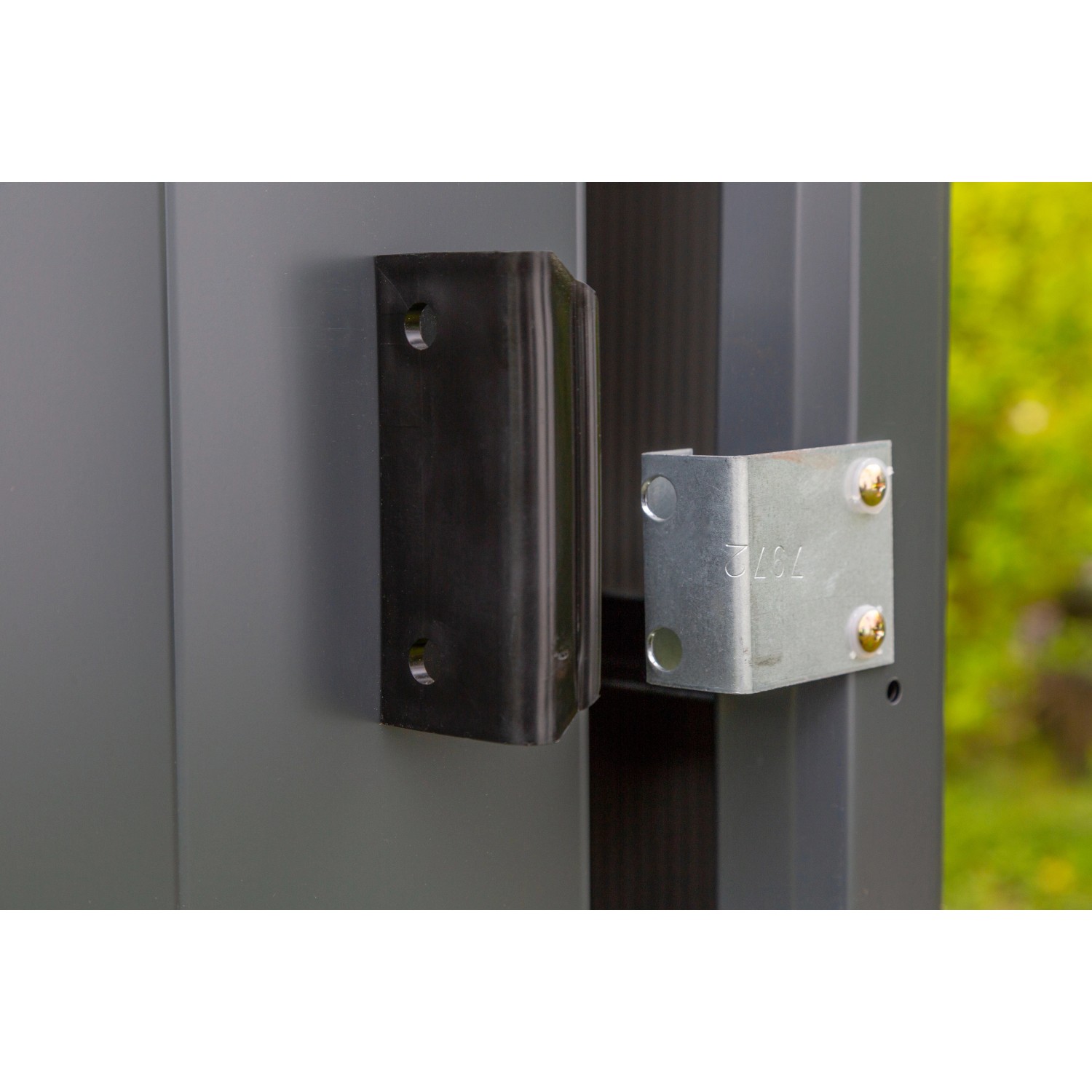 Detailaufnahme: Türscharnier am grauen Spacemaker Metall-Gerätehaus.