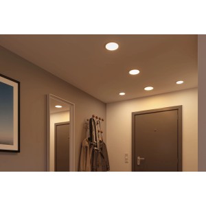 Eingebaute Paulmann Areo LED Einbaupanels in einem Flur mit Garderobe und Tür.