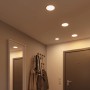 Eingebaute Paulmann Areo LED Einbaupanels in einem Flur mit Garderobe und Tür.
