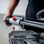 Metabo Kappsäge KGS 305 M mit Zugfunktion in Aktion, Detailaufnahme.