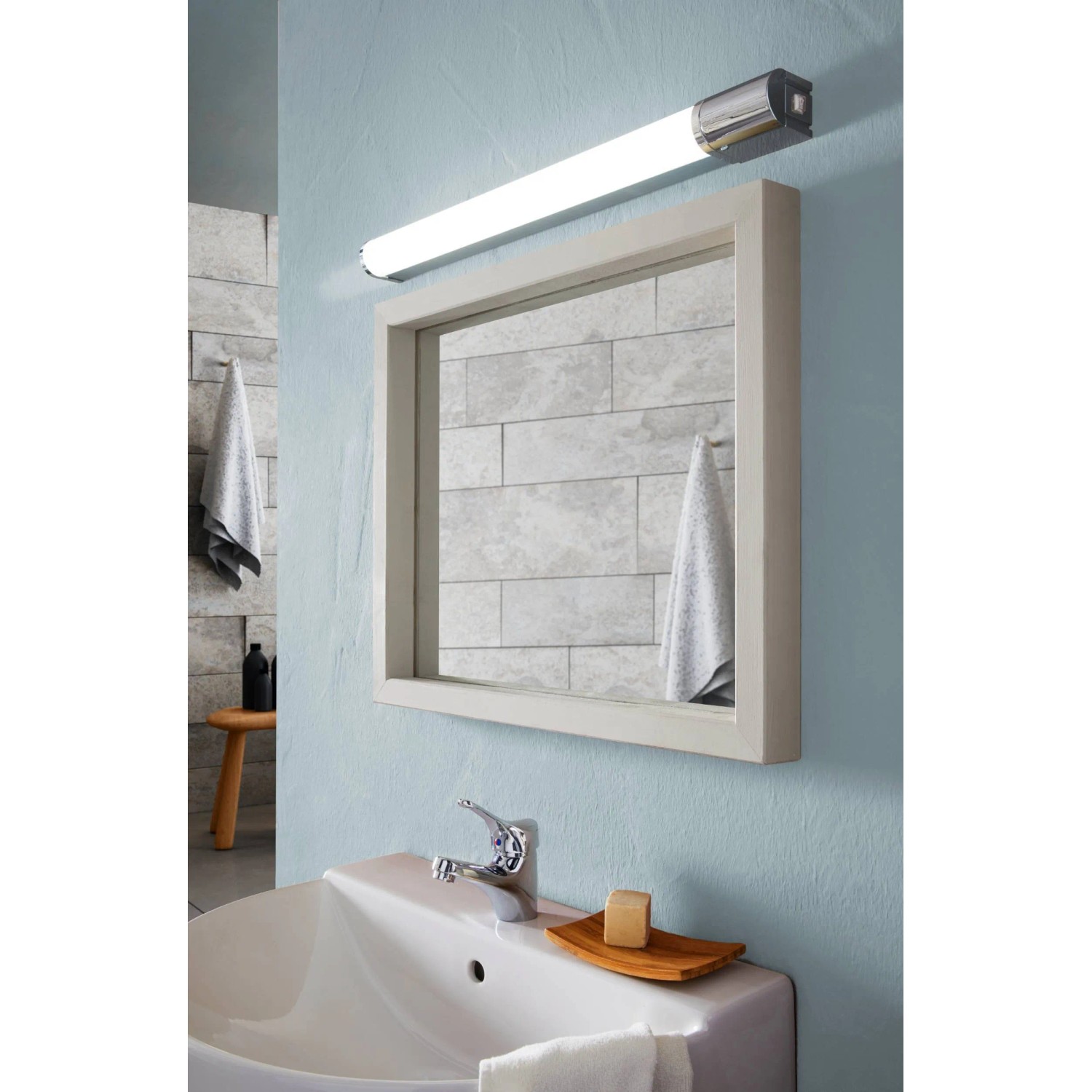 Eglo LED-Wandleuchte Tragacete, 68 cm, Chrom-Silber mit Steckdose im Badezimmer.