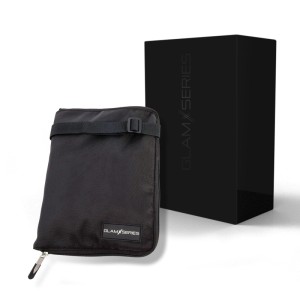 Schwarzer Glamseries Pinselgürtel, zusammengefaltet, mit Reißverschluss und Gurt, neben schwarzer Glamseries Box. Make-up Aufbewahrung.