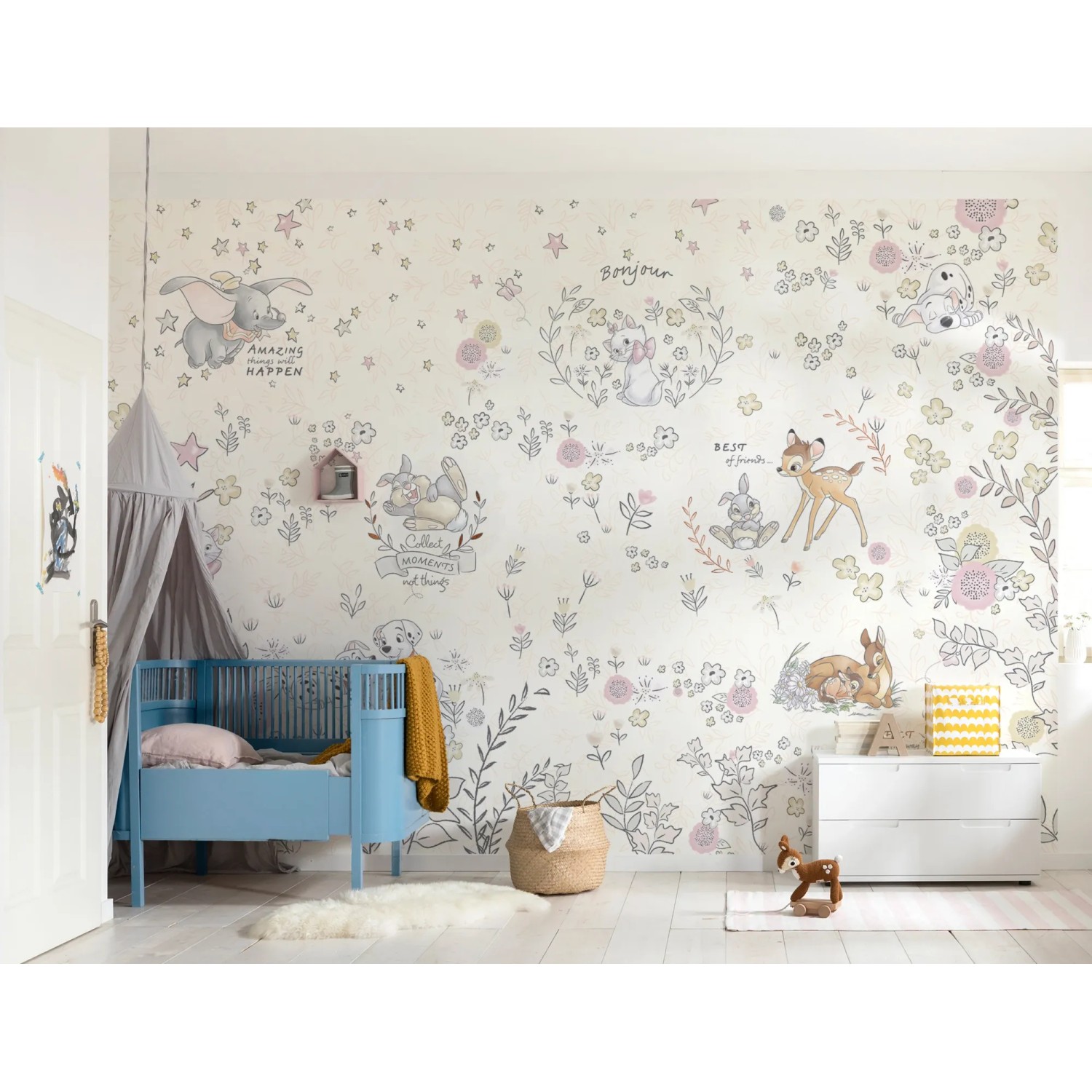 Kinderzimmer mit Komar Fototapete Best of Friends mit Disney Motiven wie Bambi und Dumbo.