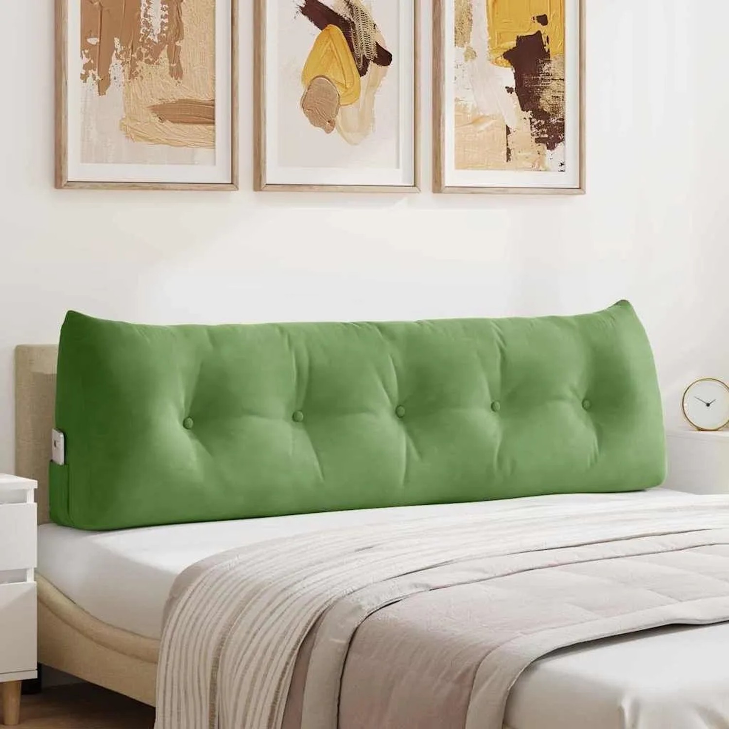 Hellgrünes Samt-Rückenkissen mit Knöpfen auf einem Bett. Ideal als Rückenlehne für Komfort im Schlafzimmer.