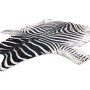 Teppich in Zebra-Optik, schwarz-weiß, aus Kunstleder, unregelmäßige Tierfellform. Dekorativer Kunstfell Teppich.