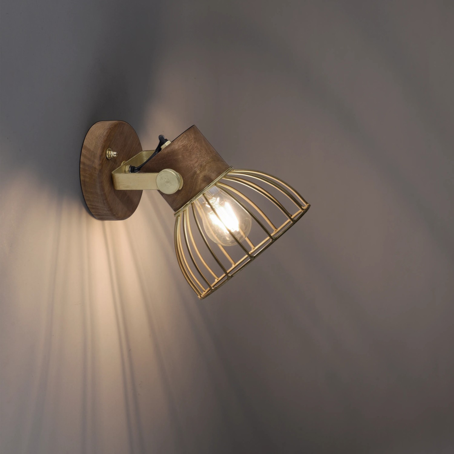 Wandleuchte Alami: 1-flammige Lampe aus Holz und Messing matt für stimmungsvolles Licht.