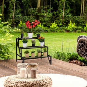 Schwarze Relaxdays Blumentreppe aus Metall mit 3 Stufen für Garten, Balkon oder Terrasse.