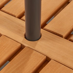 Detailaufnahme: Tischplatte des honigbraunen Wilk Westerland Gartenmöbel-Sets mit Sonnenschirmloch.