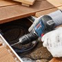 Bosch Professional Akku-Bohrschrauber GSR 12V-35 FC im Einsatz auf einer Holzterrasse.