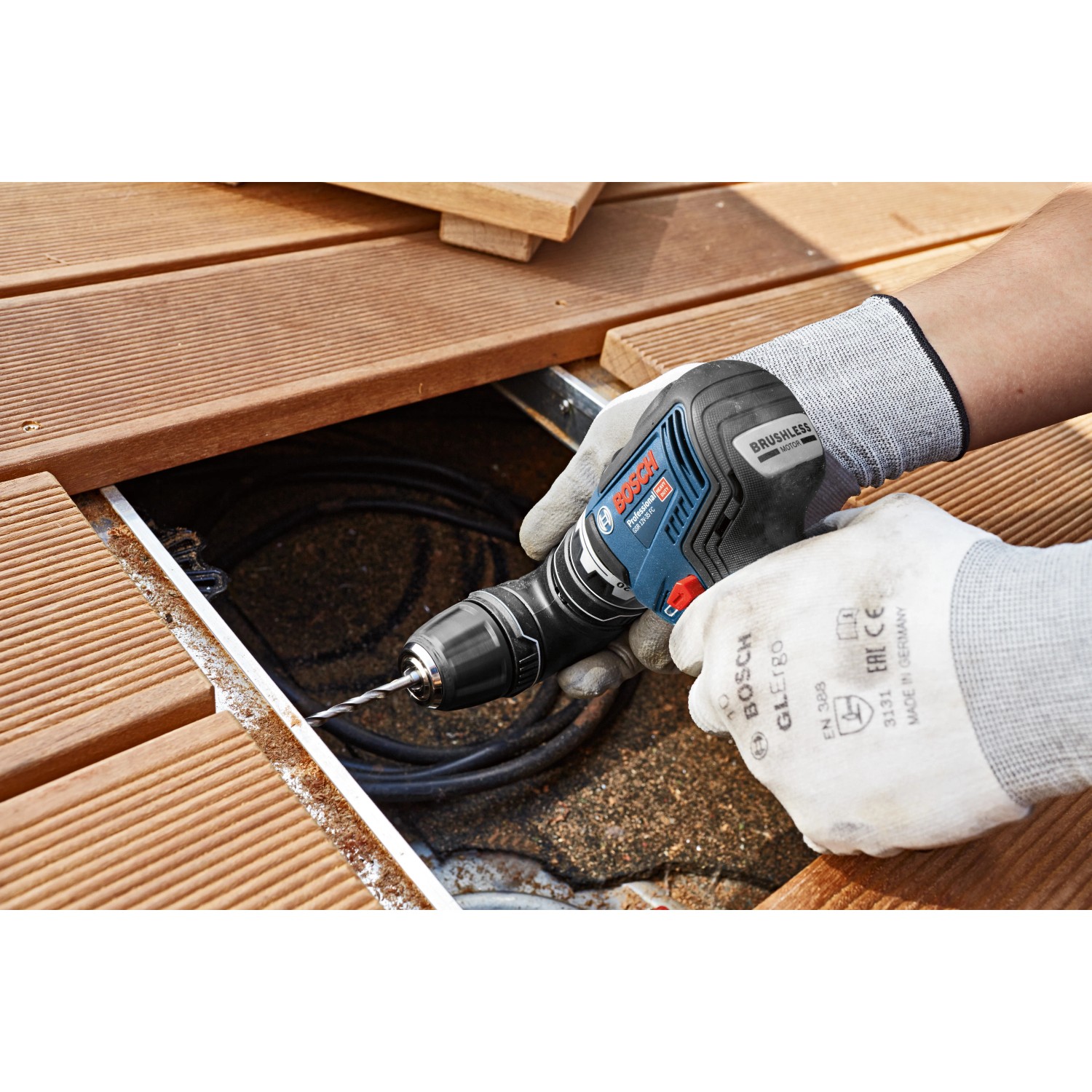 Bosch Professional Akku-Bohrschrauber GSR 12V-35 FC im Einsatz auf einer Holzterrasse.
