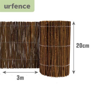 Urfence flexible Beeteinfassung Weide, 300x20 cm. Gerollter und teilweise ausgerollter Holzzaun für den Garten.