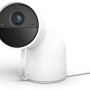 Weiße Philips Hue Secure Kamera mit Standfuß, kabelgebunden, für Innen- und Außenbereich.