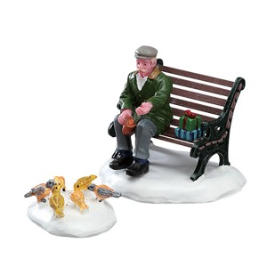 Lemax Weihnachtsdekoration: Figur Mann füttert Vögel auf Bank, Teil eines Weihnachtsdorfes.