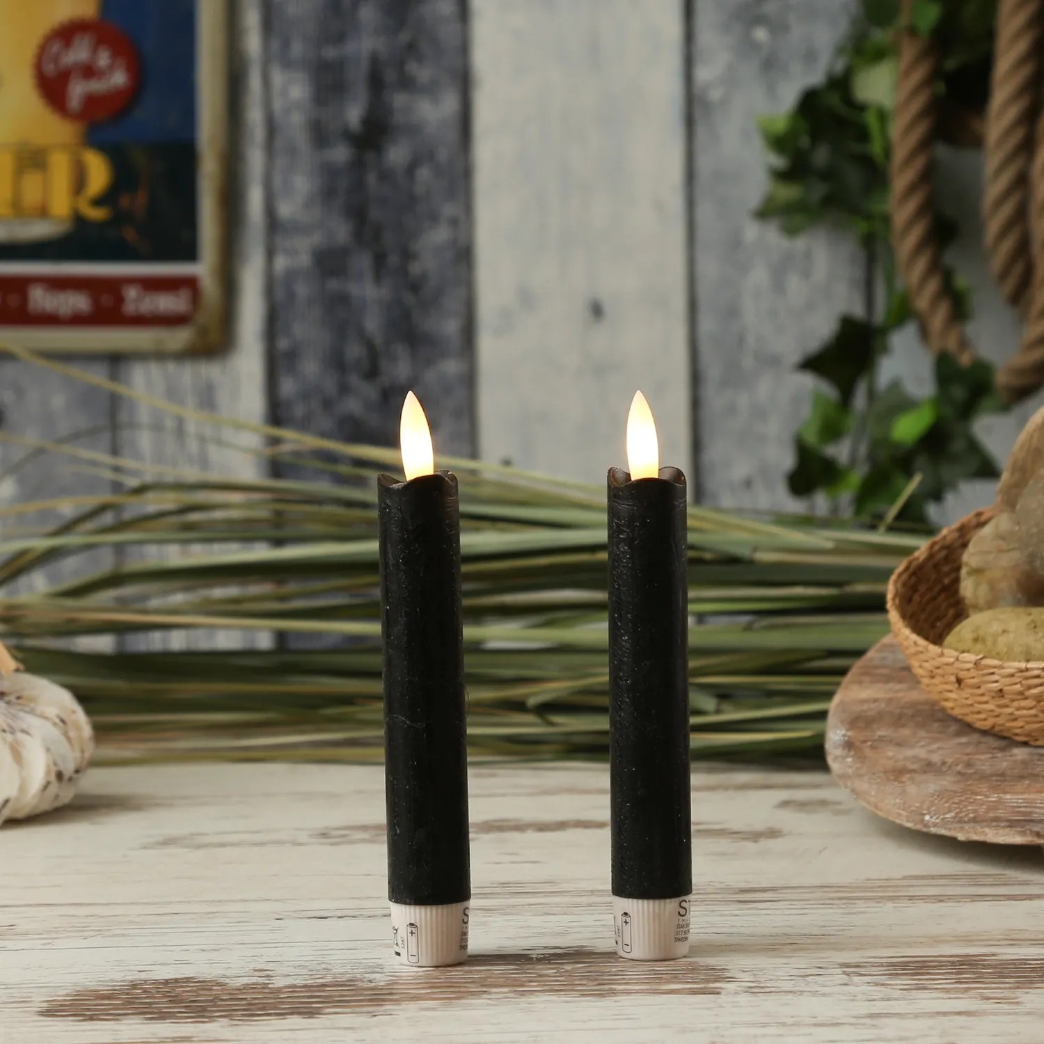 2er Set schwarze LED Stabkerzen aus Echtwachs, 15cm hoch, mit Timer für stimmungsvolles Licht.