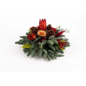 Urnengesteck 30 cm Rot mit Tannengrün, Protea, Zapfen und Trockenblumen für Grabgestaltung.