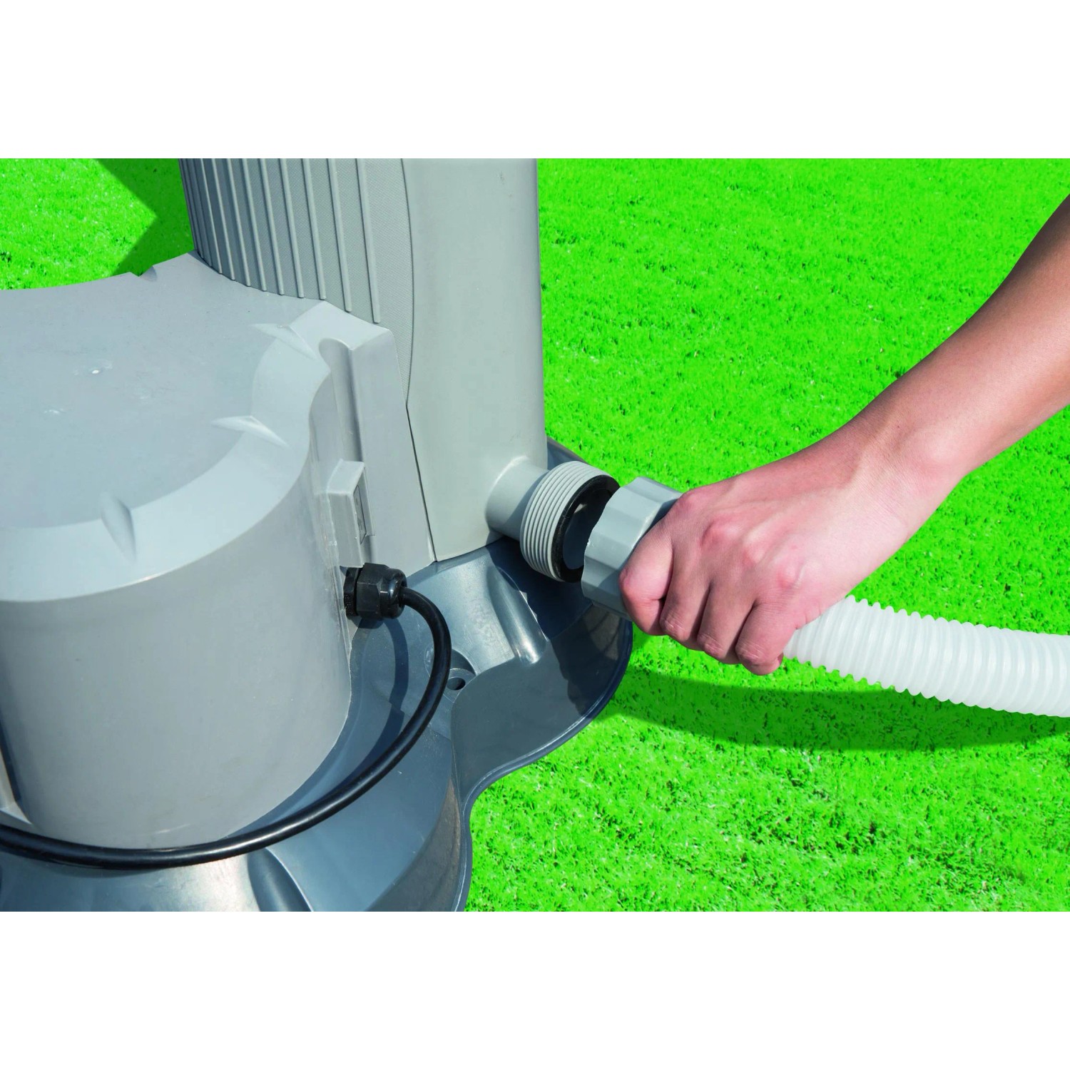 Anschluss der Bestway Solar Poolheizung an eine Filteranlage mit Schlauch.