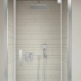 Ideal Standard Idealrain Brauseschlauchanschluss in Chrom, Teil einer Duschkabine.